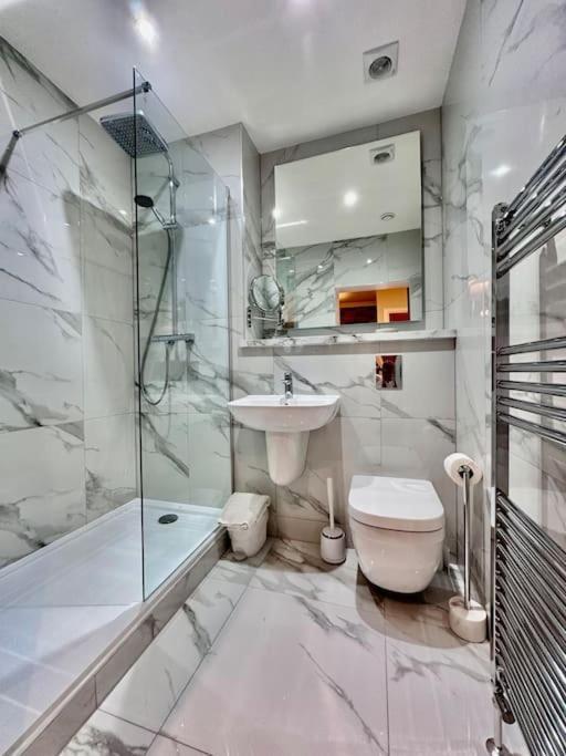 Spectacular 2 Bed, 2 Bath In Centre Appartement *