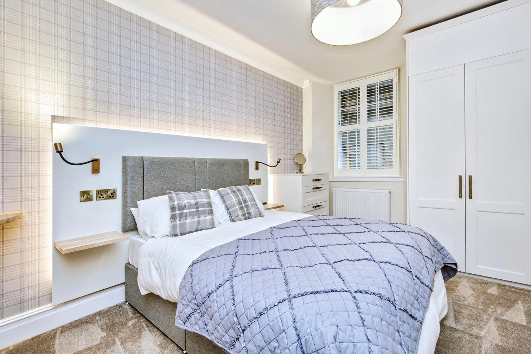 Spectacular 2 Bed, 2 Bath In Centre Appartement *
